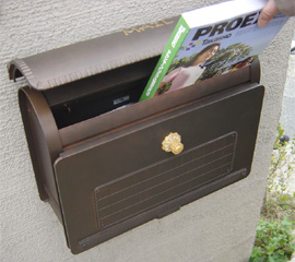 カタログなどの大型郵便物もスムーズに出し入れ可能なポスト