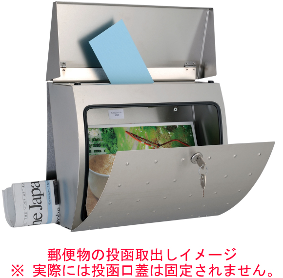 HEIBI モダンポストXHは郵便物は上部の投函口から投入し前面の取出し扉を開け取出します。取出し扉が大きく開くので取出しもスムーズです。鍵付なので防犯抑止効果もありセキュリティー面も考慮されております。デザインを損なう事なく新聞受けがさりげなくついている事もこのポストの魅力です。